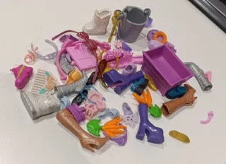 Grande lotto di Barbie e accessori