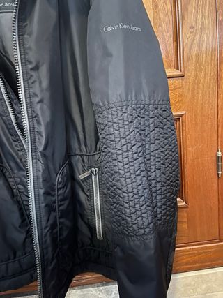 Chaqueta Calvin Klein Negra con Capucha