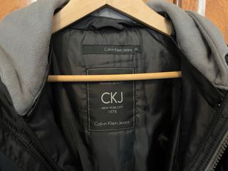 Chaqueta Calvin Klein Negra con Capucha