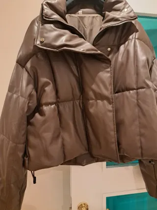 Abrigo acolchado efecto piel marrón