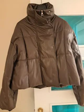 Abrigo acolchado efecto piel marrón