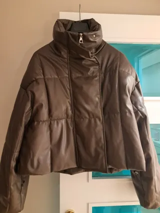 Abrigo acolchado efecto piel marrón