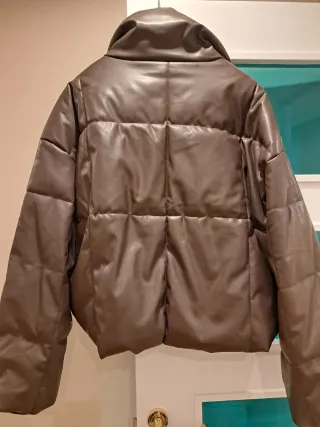 Abrigo acolchado efecto piel marrón