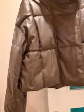 Abrigo acolchado efecto piel marrón