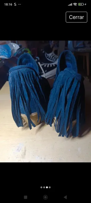 Botín de piel azul con flecos