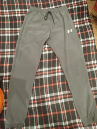 Pantalones chándal Under Armour grises