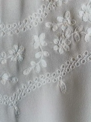 Blusa blanca manga larga bordada