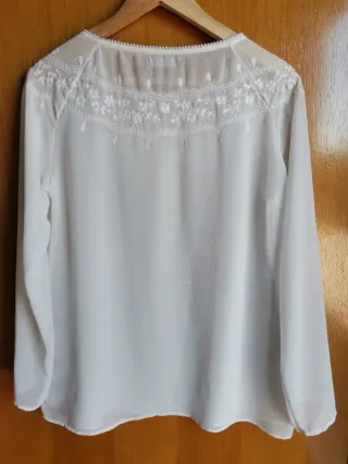 Blusa blanca manga larga bordada