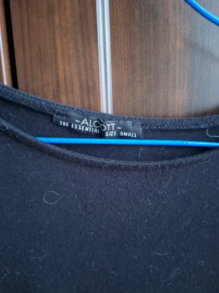 Camiseta negra hombros descubiertos larga