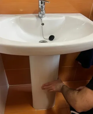 Lavabo con pie y grifo monomando