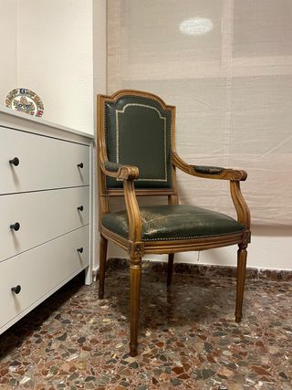 Sillón clásico de madera maciza y piel verde