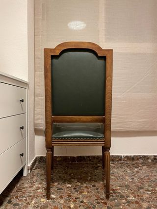 Sillón clásico de madera maciza y piel verde