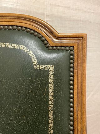 Sillón clásico de madera maciza y piel verde