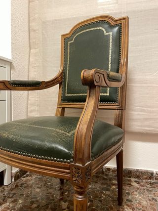 Sillón clásico de madera maciza y piel verde