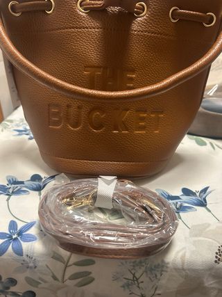 Bolso de cubo marrón con letras