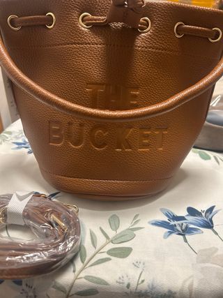Bolso de cubo marrón con letras