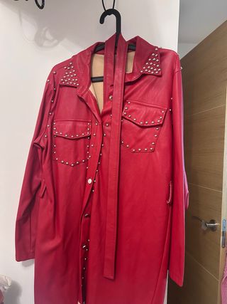 Vestido rojo cuero con tachuelas