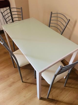 4 sillas de cocina con estructura de metal blancas