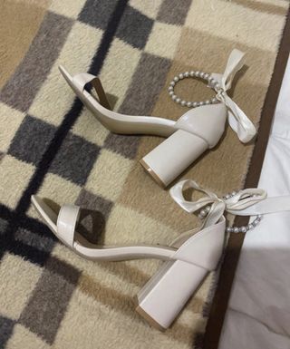 Tacones boda con lazo y perla color Albaricoque.