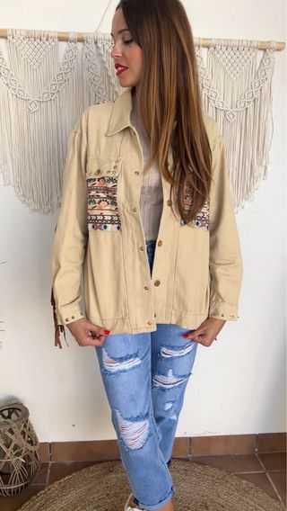 Chaqueta beige con bordados étnicos