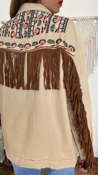Chaqueta beige con bordados étnicos