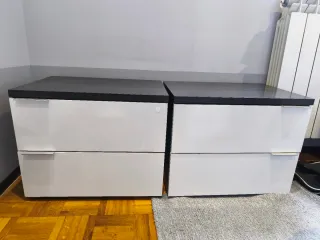 Mesitas de noche blancas y negras