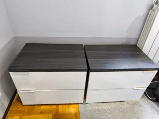 Mesitas de noche blancas y negras