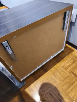 Mesitas de noche blancas y negras