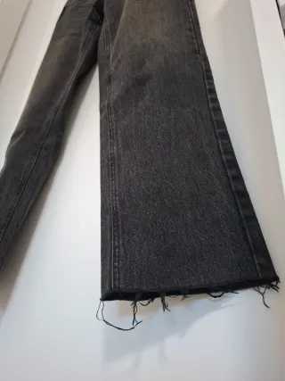 Vaqueros Stradivarius gris oscuro rectos 34