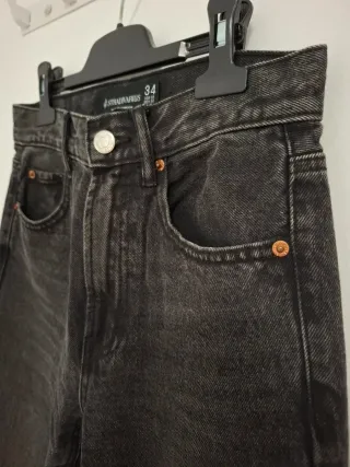 Vaqueros Stradivarius gris oscuro rectos 34