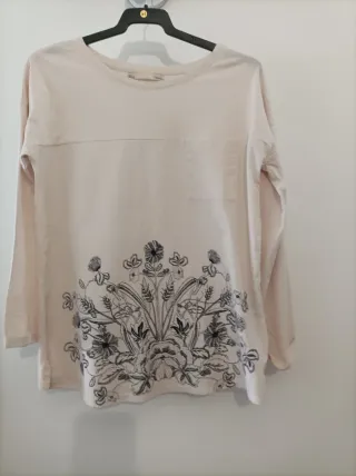 Camiseta manga larga con dibujo floral