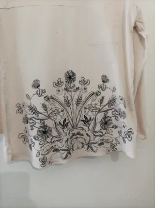 Camiseta manga larga con dibujo floral