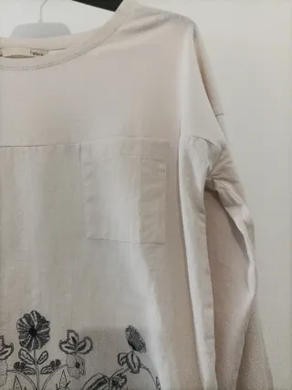 Camiseta manga larga con dibujo floral