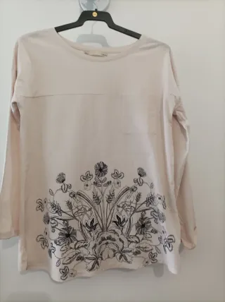 Camiseta manga larga con dibujo floral