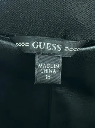 Pantalones Guess acampanados efecto piel