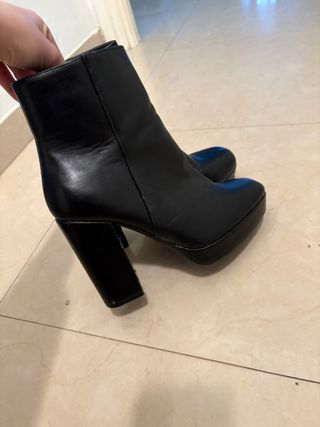 Botines de cuero negros con tacón