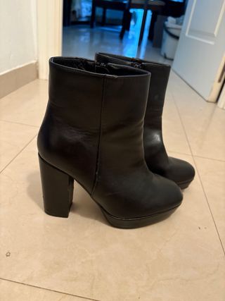 Botines de cuero negros con tacón