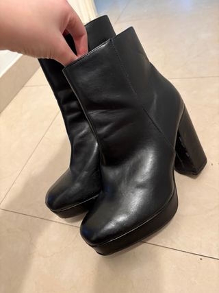 Botines de cuero negros con tacón