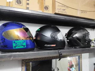 Casco de moto azul y negro