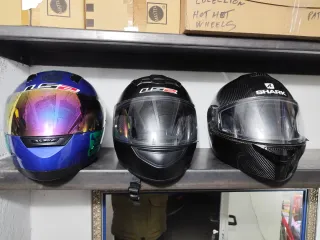 Casco de moto azul y negro