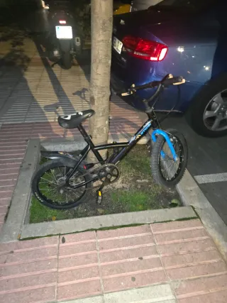 Bicicleta infantil negra
