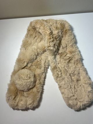 Bufanda peluda beige con pompón