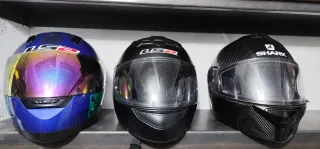 Casco de moto LS2 negro.
