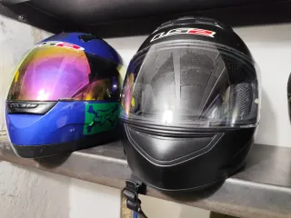 Casco de moto LS2 negro.