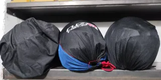 Casco de moto LS2 negro.