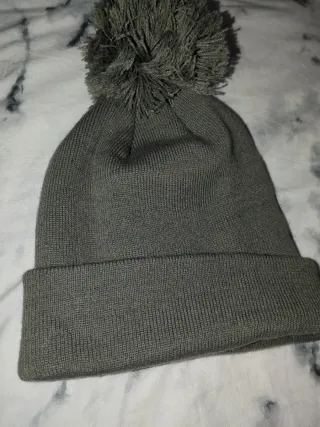 Gorrito gris con pompón
