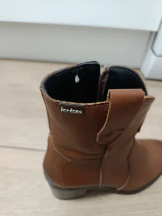 Botines negros y marrones de tacón