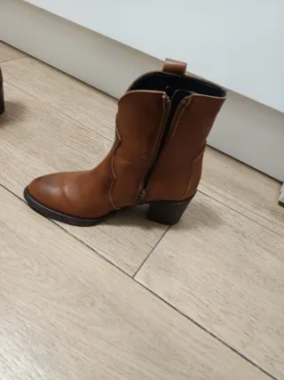 Botines negros y marrones de tacón