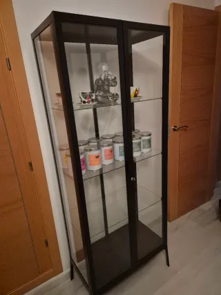 Vitrina IKEA cristal y metal negra