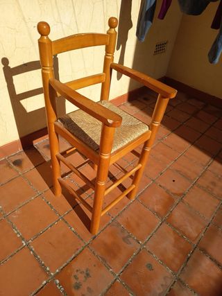 Silla de madera para niños con asiento de tela